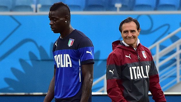 Malos recuerdos. Mario Balotelli acusó a Cesare Prandelli de hablar primero con la prensa y no con el plantel. (AFP)