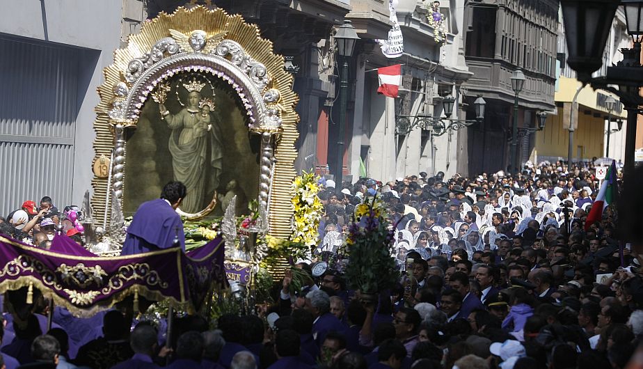 Miles de fieles inundaron las calles del Centro de Lima durante el segundo recorrido de la imagen del Señor de los Milagros. (Mario Zapata)