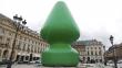 Francia: Escultura de árbol que parecía juguete sexual acabó por los suelos