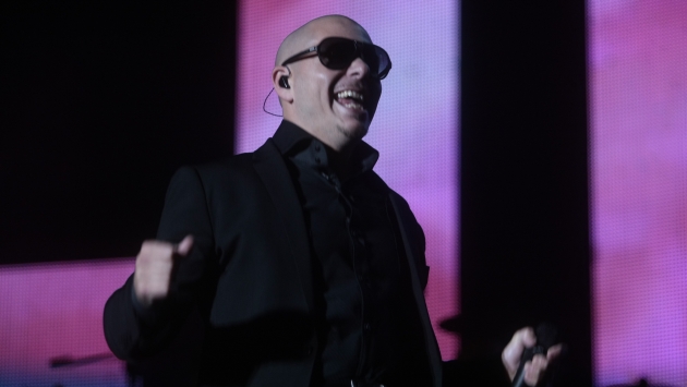 Pitbull se alista para conducir los American Music Awards. (USI)