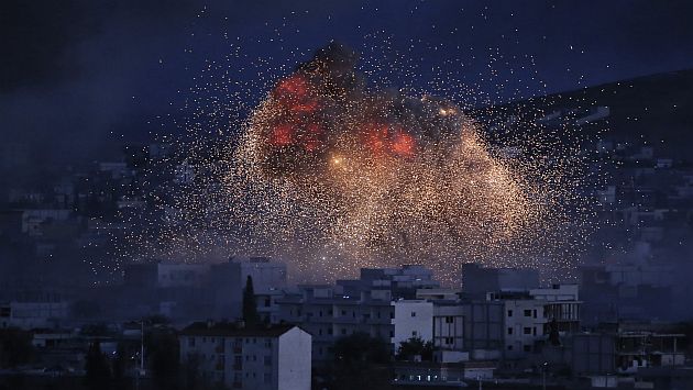 Imagen de un bombardeo cerca de la ciudad de Kobani. (AP)