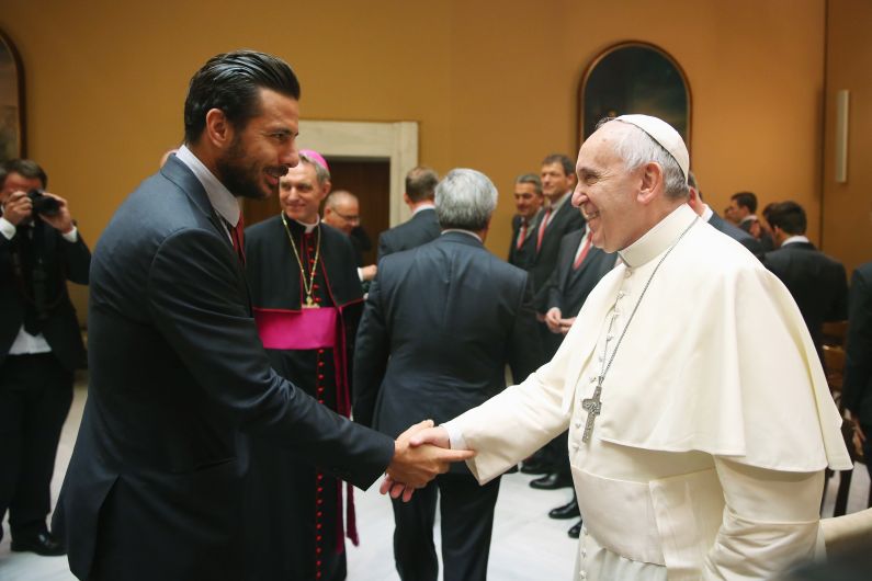 Claudio Pizarro y el papa se dieron la mano. (AP)