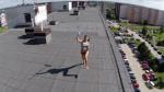 Drone sorprendió a mujer que hacía topless en azotea de Eslovaquia. (Break France en YouTube)