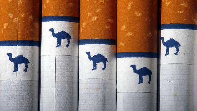 Empresa que produce cigarrillos Camel y Pall Mall prohíbe fumar en sus oficinas. (AP)