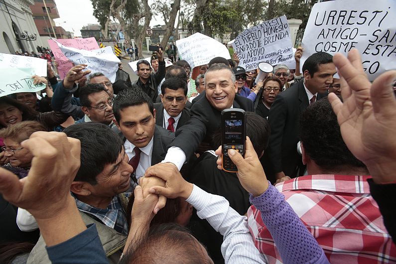 Ministro Daniel Urresti llegó al Congreso acompañado de su propia “portátil”. (Martin Pauca/Perú21)