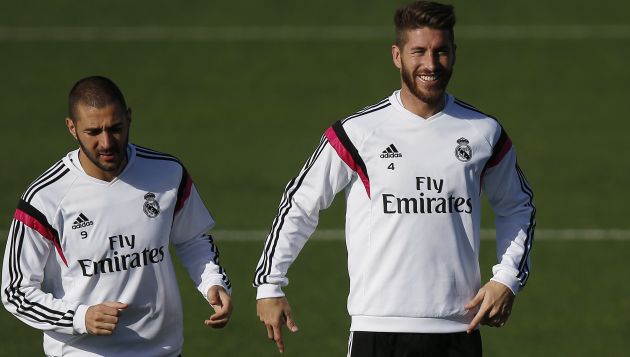 Ramos (der.) hará dupla con Pepe en la defensa central del Madrid. (Reuters)