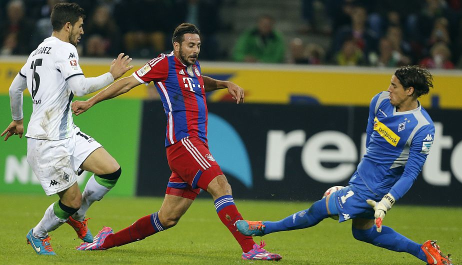 Bayern Munich con Pizarro igualó 0-0 ante el Borussia Monchengladbach y sigue como líder de la Bundesliga. (AFP)