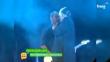 Miguel Bosé: Así coqueteó y besó a su guitarrista en pleno concierto [Video]