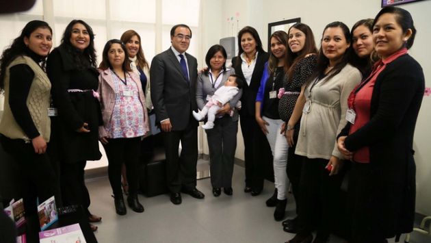Carmen Omonte y José Gallardo Ku inauguraron un lactario en la sede del MTC. (Difusión)