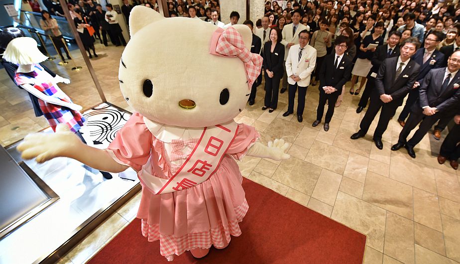 Una Kitty de tamaño humano apareció por sorpresa en el gran almacén Mitsukoshi antes de la apertura al público. (AFP)