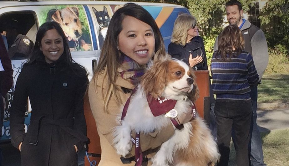 Nina Pham se reunió con su perro Bentley que estaba en cuarentena por el ébola. (Reuters)