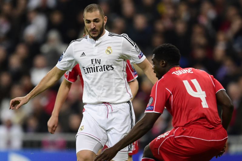 Benzema intenta superar a la defensa del Liverpool. (AFP)