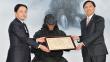 Godzilla fue condecorado por alcalde japonés en su 60 aniversario [Fotos]