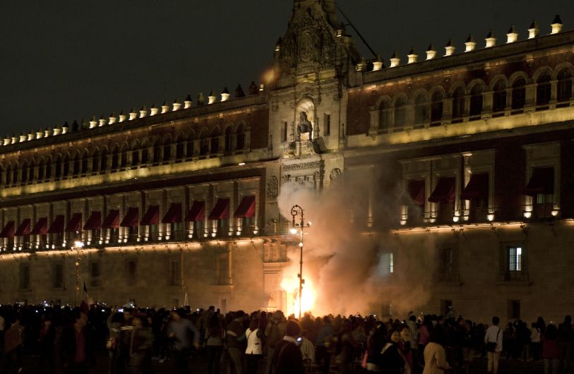Manifestantes prendieron fuego a la puerta del Palacio Nacional. (AFP)