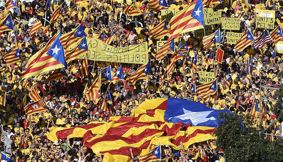 Más de un millón participaron en consulta popular informal sobre independencia de Cataluña. (AFP)