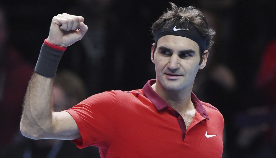 Roger Federer derrotó a Kei Nishikori y se acerca a semifinales del Masters de Londres. (EFE)