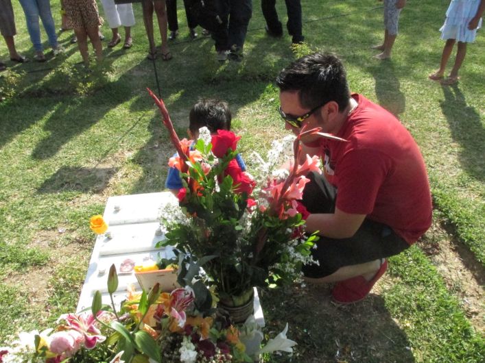 Paul Olórtiga visitó la tumba de Edita Guerrero en Piura. (Perú21)