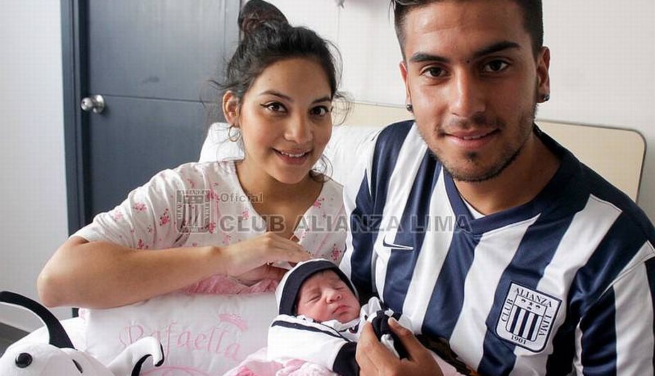 Victor Cedrón feliz con el nacimiento de su hija Rafaela. (Facebook Alianza Lima)