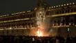 México: Incendiaron puerta de Palacio Nacional tras marcha por 43 estudiantes
