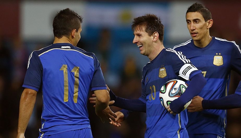 Argentina sufrió para vencer 2-1 a Croacia en el regreso de Carlos Tevez. (Reuters)