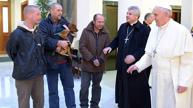 Hace un año el papa Francisco celebró su cumpleaños junto a cuatro indigentes. (Reuters)