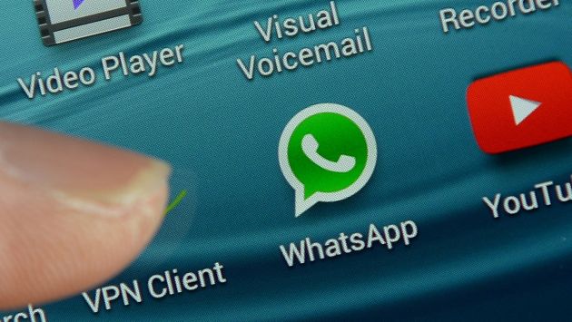 WhatsApp sede a quejas de usuarios sobre doble check azul. (AFP)