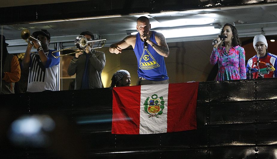 La banda acondicionó un bus mirador y se presenta ante su público. (Luis Gonzales/Perú21)