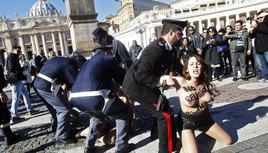 Femen protestó en el Vaticano por visita de papa Francisco a Estrasburgo. (EFE)