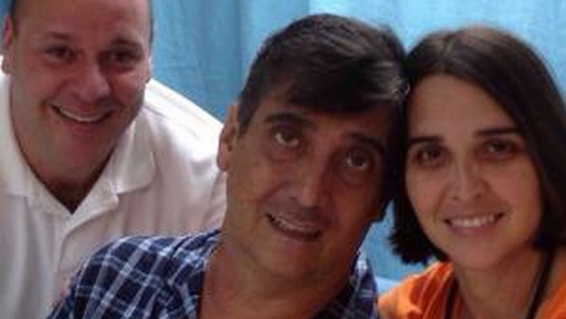 Guillermo Dávila junto a su esposa en clínica de Puerto Rico. (Twitter Laura Echeverría)