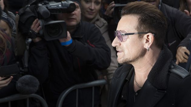 Bono a su llegada al estudio para grabar el tema que ayudará a recaudar fondos en la lucha contra el ébola. (Reuters)