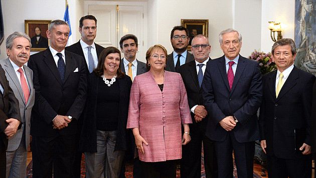 Representantes de medios peruanos junto a Michelle Bachelet. (Presidencia de Chile)