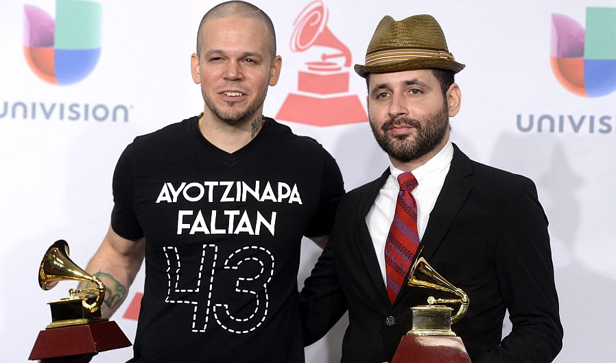 Los Calle 13 posan con sus Grammy Latino a la mejor canción alternativa y al mejor álbum de música urbana. (EFE)