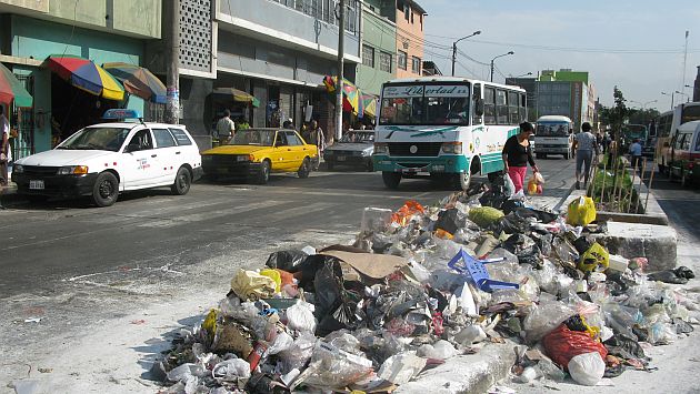 Denuncian que las calles de Trujillo se han convertido en un botadero de basura. (Mayra Florian)