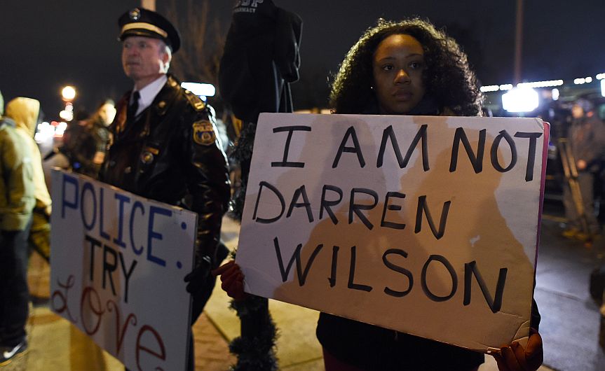 Ferguson: Policía sabrá esta noche si será acusado por matar a Michael Brown. (AFP)