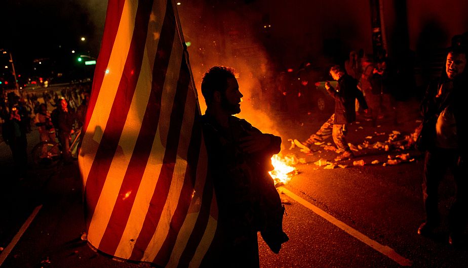 Ferguson vivió su peor noche tras veredicto del caso Michael Brown. (AP)