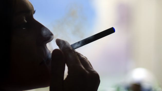 Cigarrillos electrónicos tienen varias sustancias que podrían causar cáncer. (AFP)