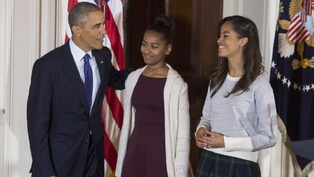 Barack Obama junto a sus hijas Sasha y Malia. (EFE)