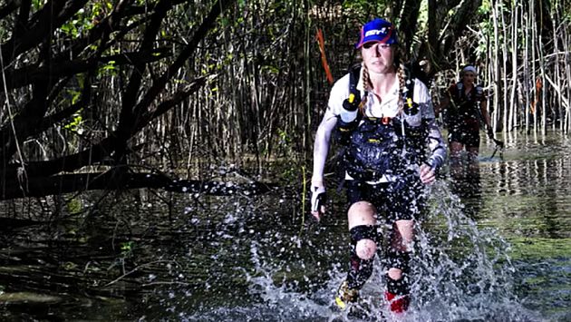 La Maratón de la Jungla incluye cruzar ríos donde te puedes cruzar con animales salvajes. (BBC)