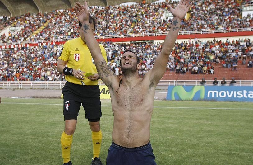 Mauro Guevgeozián fue la figura del partido al anotar un doblete. (Omar Cruz)