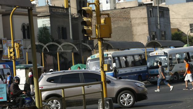 PRIORIDAD. La instalación de modernos semáforos es uno de los proyectos de Castañeda. (César Fajardo)