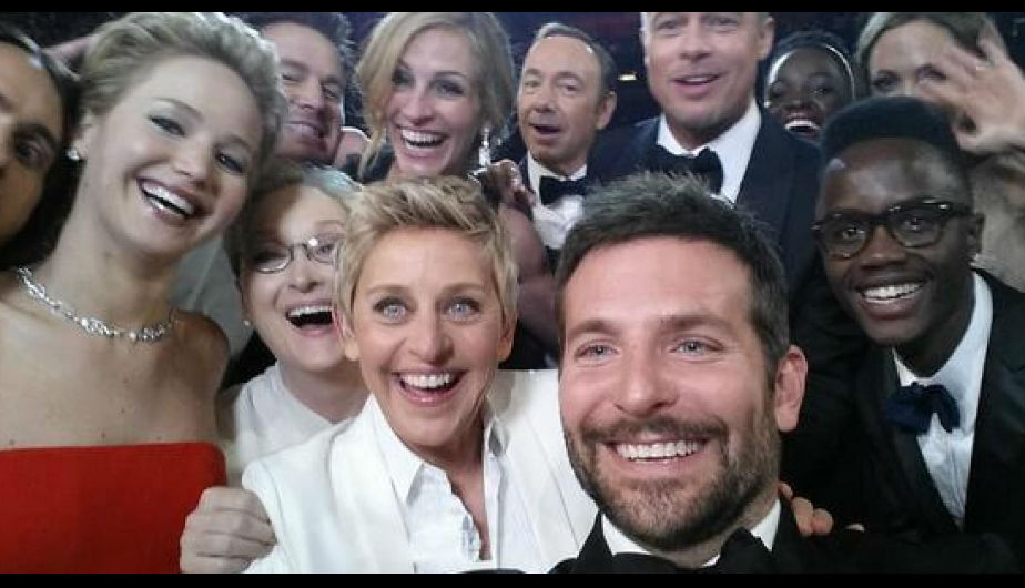 Ellen DeGeneres logró que el ‘selfie’ que se tomó en la premiación de los premios Oscar, que se celebraron el 12 de marzo, sea la imagen más retuiteada de la historia, con más de 2 millones de compartidas.  (Twitter Ellen DeGeneres)