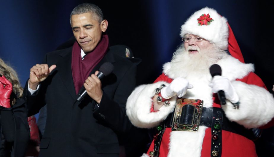 Obama se lució como bailarín con Papá Noel para inaugurar oficialmente la Navidad en la Casa Blanca. (EFE)