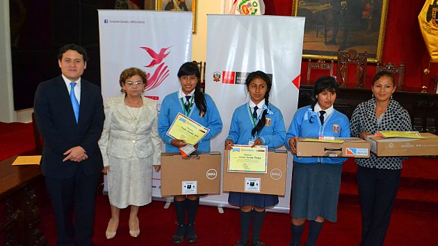 Tres escolares ayacuchanas y su docente fueron las ganadores del primer puesto del concurso Crea y Emprende 2014. (Difusión)