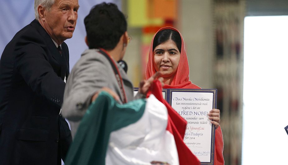 Malala Yousafzai recibe Nobel de la Paz y joven irrumpe con bandera de México. (Reuters)
