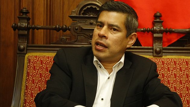 A Luis Galarreta no le convence visita de ministro Figallo al Pleno. (Roberto Cáceres)