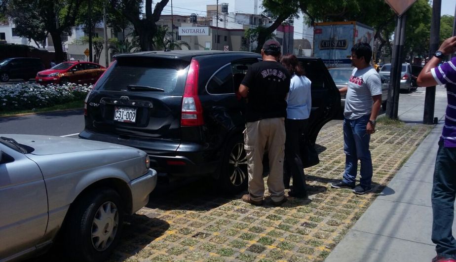 Polícia detuvo a un colombiano y una peruana durante el operativo. (PNP)