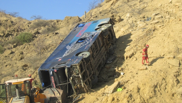 Cinco muertos y 14 heridos dejó la caída de bus interprovincial a abismo en Piura. (Perú21)