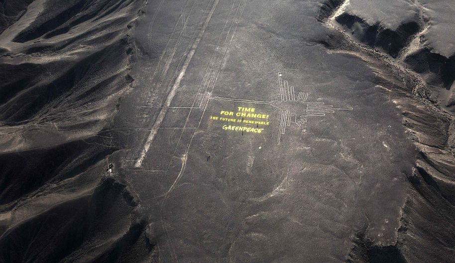 Greenpeace dañó las Líneas de Nasca al desplegar un mensaje sobre el cambio climático. (AP)
