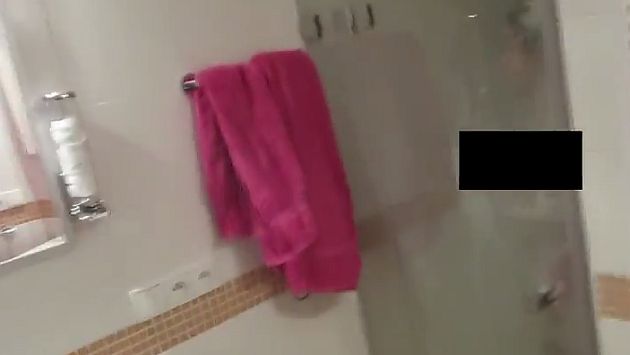Joven decidió bañar de harina a su novia. (Captura YouTube)