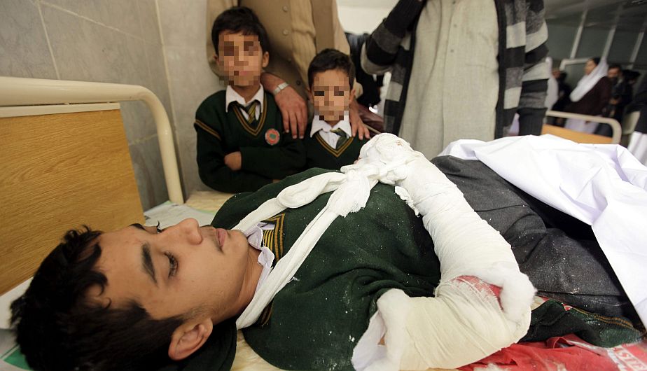 Al menos 126 personas, la gran mayoría niños, murieron y 80 resultaron heridas en un ataque talibán contra un colegio gestionado por el Ejército. (EFE)